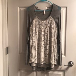 Long sleeved shirt with lace front
